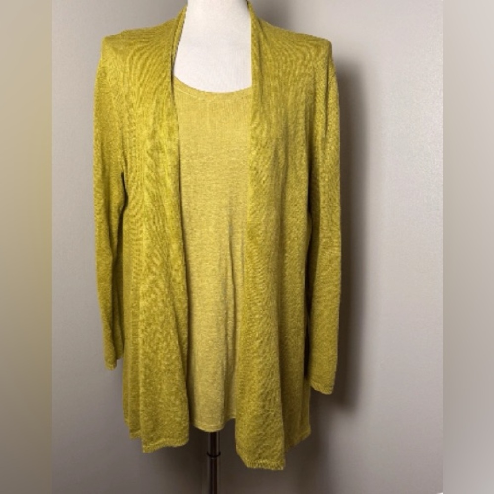 Eileen Fisher combo set
Sleeveless shirt size LARGE
Cardigan sweater size MEDIUM - Picture 2 of 2